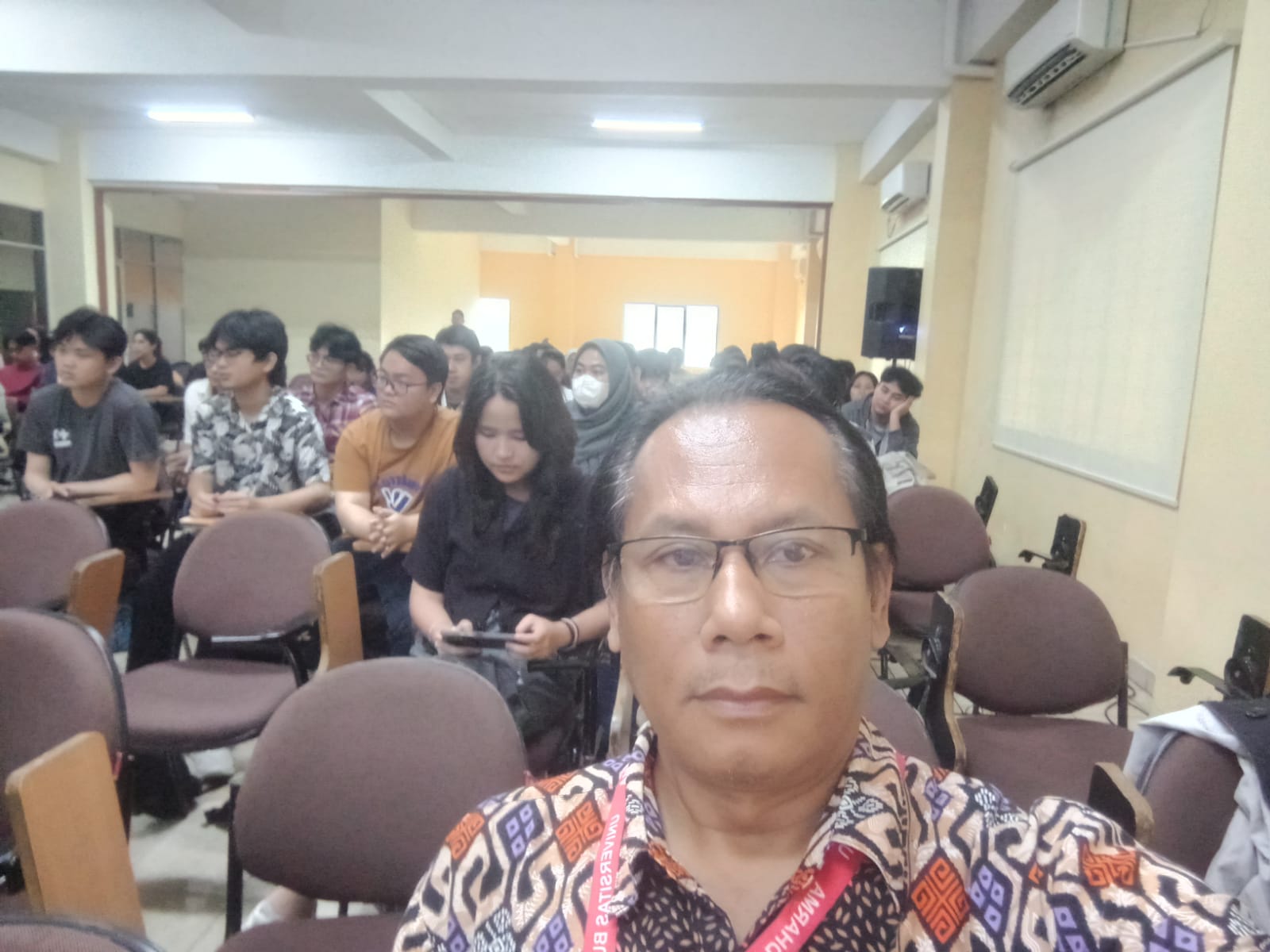 Mahasiswa mengikuti sesi materi