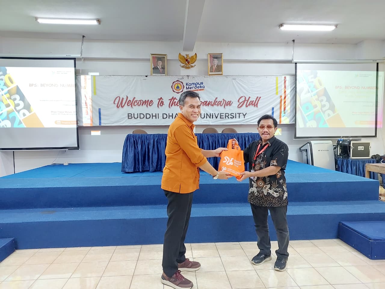 Penyerahan kenang-kenangan dari UBD kepada BPS